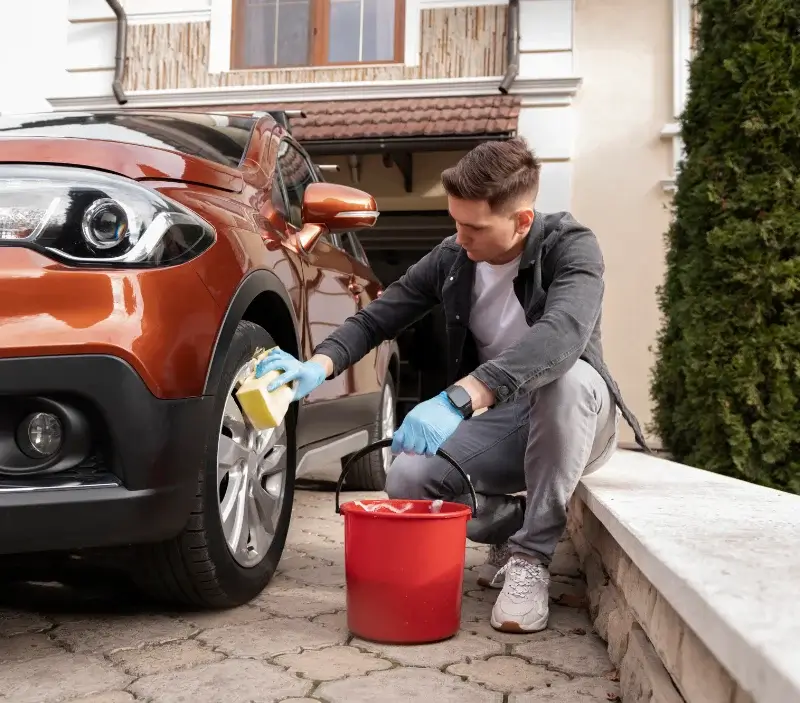 Lavage auto à domicile Poudis : professionnel intervenant sur un véhicule